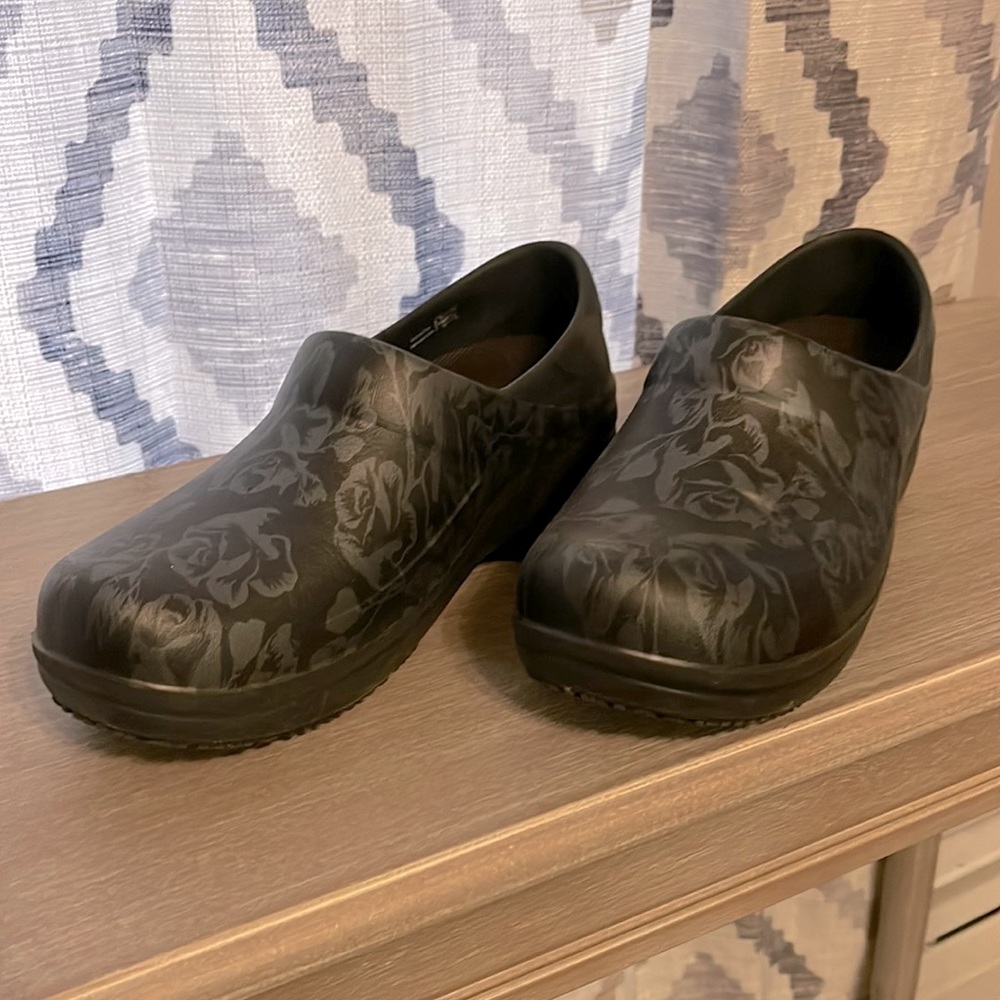 Crocs Dual Comfort size 8